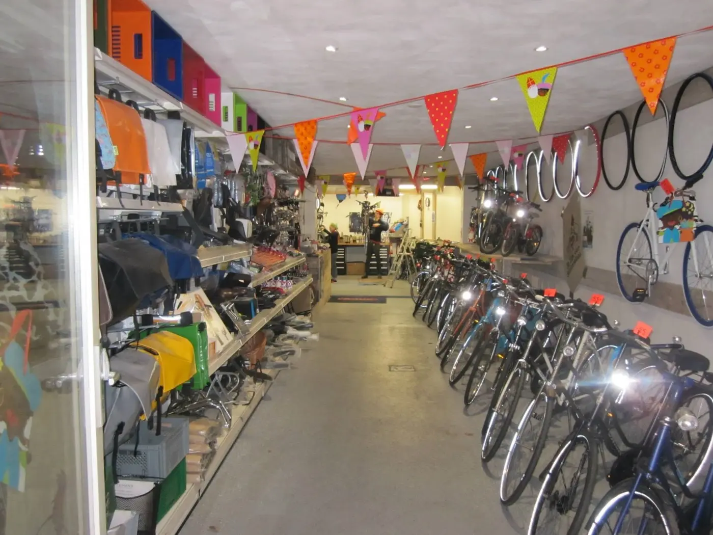 De winkel van binnen: fietsen langs de ene wand, accessoires langs de andere.